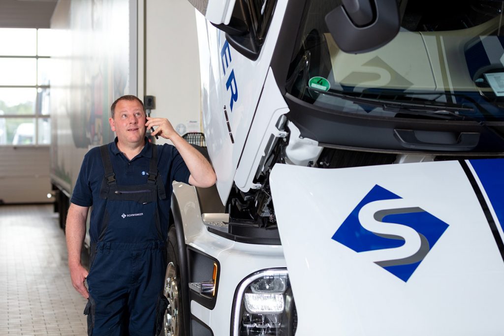 Schwenker Arbeiter in der Werkstatt