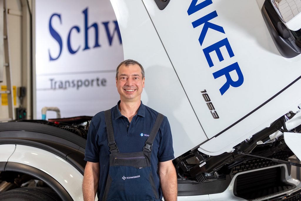 Schwenker Arbeiter in der Werkstatt