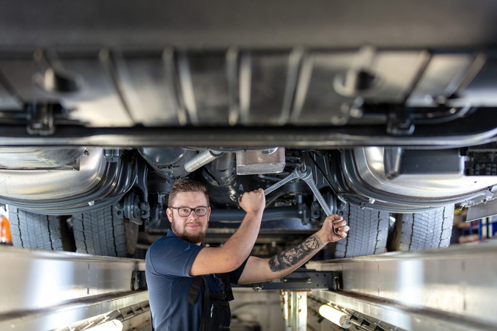 Schwenker Arbeiter in der Werkstatt